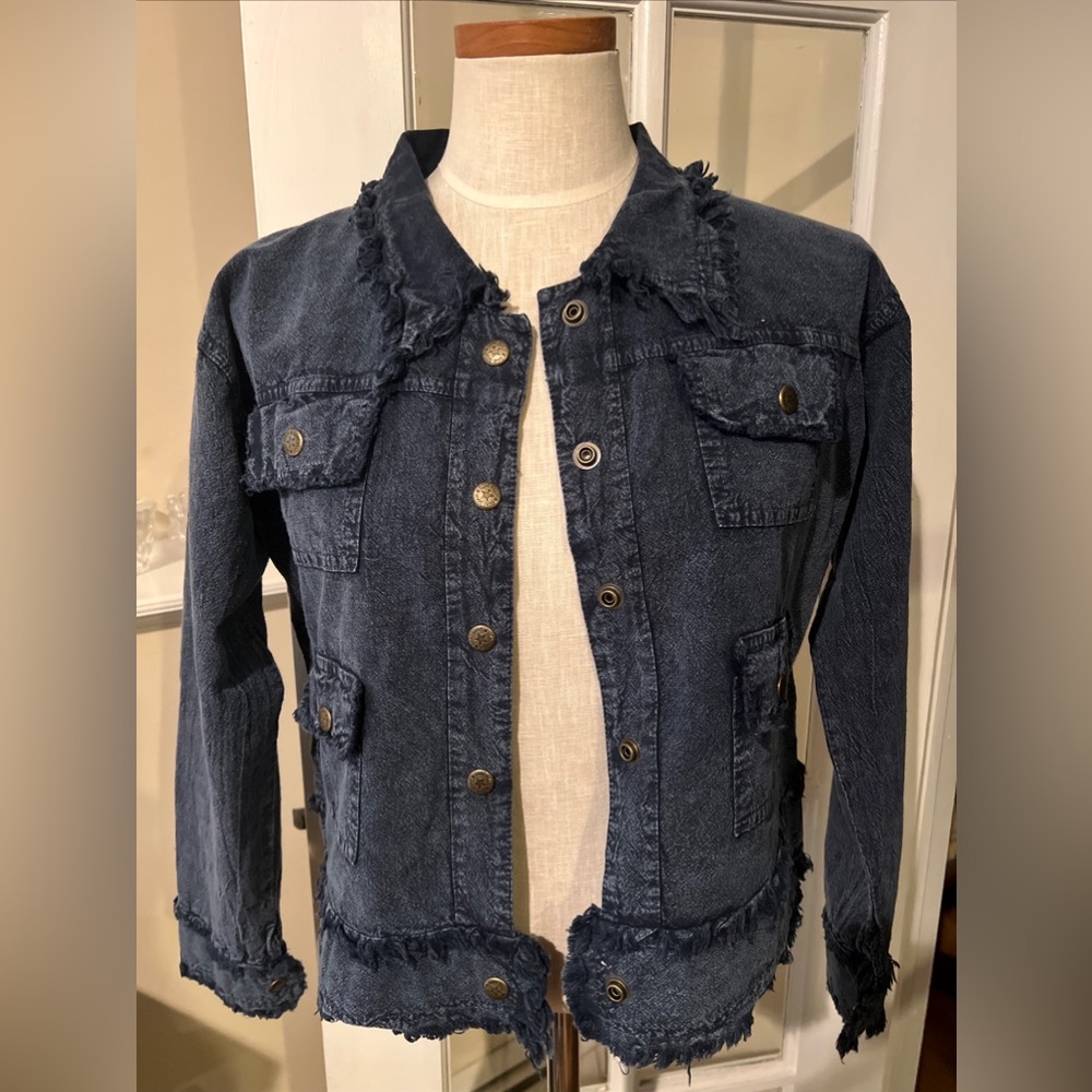 Compliments 100% Cotton Woman’s Jeans Jacket size M 💐